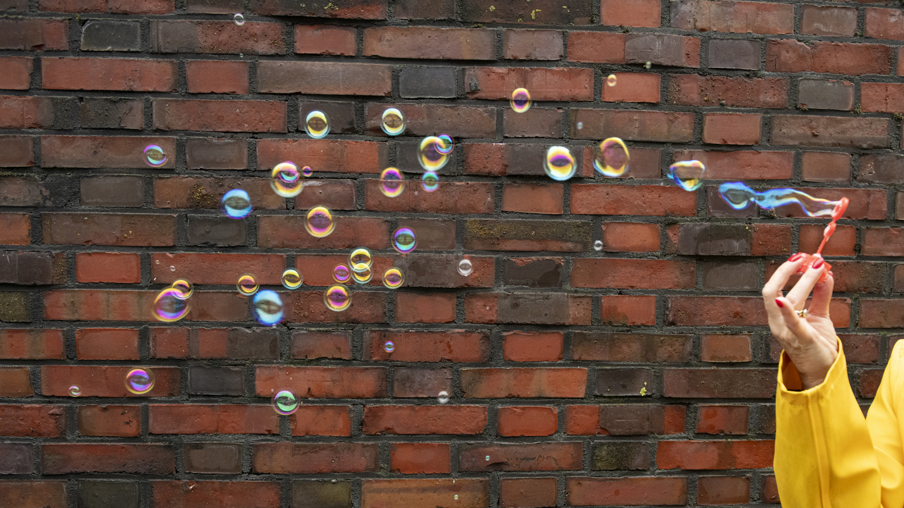 bellenblaas rode muur hand